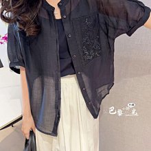 ✈️ 巴黎小時光 ✈️ 微涼夏日 由內而外的氣質 爽滑清透佩里斯刺繡後排扣翻領長袖襯衫     MU 歷史價格詳細信息