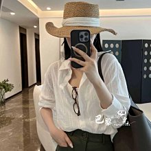 ✈️ 巴黎小時光 ✈️ 微涼夏日 由內而外的氣質 爽滑清透佩里斯刺繡後排扣翻領長袖襯衫     MU 歷史價格詳細信息