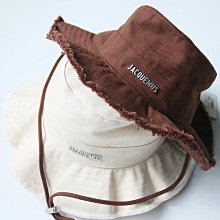 Jacquemus漁夫帽必入 百搭色系，旅行外出必備 可調節大小  夏季漁夫帽又悄悄登場了 歷史價格詳細信息