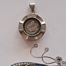 【開運如意閣】胸墜.吊飾-925純銀立體如意鎖片-長命富貴.鳳凰圖-下方3個銀鈴鐺-長寬厚28*21*8mm附紅色中國繩 歷史價格詳細信息