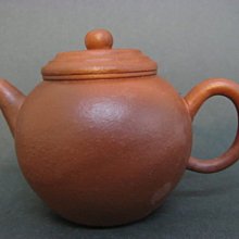 順治爺~w171《早期收藏紫砂壺》大紅朱泥如意套壺（一壺4杯）@7孔.380cc-顧景舟.啜墨看茶@26800元起標 歷史價格詳細信息