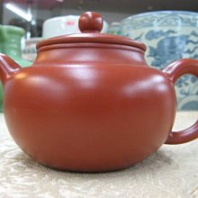 順治爺~w171《早期收藏紫砂壺》大紅朱泥如意套壺（一壺4杯）@7孔.380cc-顧景舟.啜墨看茶@26800元起標 歷史價格詳細信息