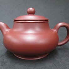 順治爺~w171《早期收藏紫砂壺》大紅朱泥如意套壺（一壺4杯）@7孔.380cc-顧景舟.啜墨看茶@26800元起標 歷史價格詳細信息