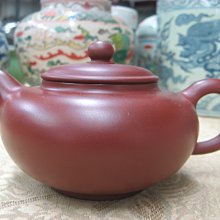 順治爺~w171《早期收藏紫砂壺》大紅朱泥如意套壺（一壺4杯）@7孔.380cc-顧景舟.啜墨看茶@26800元起標 歷史價格詳細信息