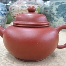 順治爺~w171《早期收藏紫砂壺》大紅朱泥如意套壺（一壺4杯）@7孔.380cc-顧景舟.啜墨看茶@26800元起標 歷史價格詳細信息