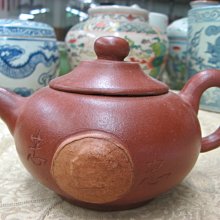 順治爺~w171《早期收藏紫砂壺》大紅朱泥如意套壺（一壺4杯）@7孔.380cc-顧景舟.啜墨看茶@26800元起標 歷史價格詳細信息