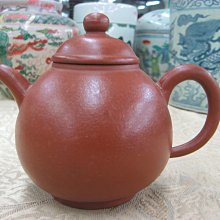 順治爺~w171《早期收藏紫砂壺》大紅朱泥如意套壺（一壺4杯）@7孔.380cc-顧景舟.啜墨看茶@26800元起標 歷史價格詳細信息