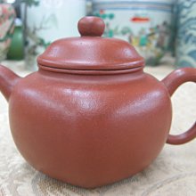 順治爺~w171《早期收藏紫砂壺》大紅朱泥如意套壺（一壺4杯）@7孔.380cc-顧景舟.啜墨看茶@26800元起標 歷史價格詳細信息