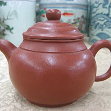 順治爺~w171《早期收藏紫砂壺》大紅朱泥如意套壺（一壺4杯）@7孔.380cc-顧景舟.啜墨看茶@26800元起標 歷史價格詳細信息