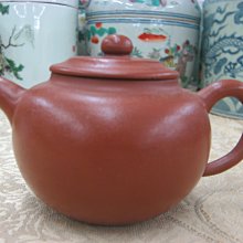 順治爺~w171《早期收藏紫砂壺》大紅朱泥如意套壺（一壺4杯）@7孔.380cc-顧景舟.啜墨看茶@26800元起標 歷史價格詳細信息