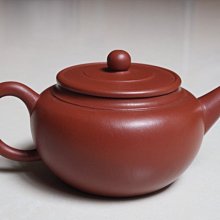 宜興朱泥壺，上自明末清初，下迄清末民初，老朱泥珍稀古壶珍貴朱泥壺存世慎少，有歷史價值蓋有嗑傷薄胎朱泥壺存世保存少，燒製陶土如鋼鐵一般硬骨，稀有保值詩句款 歷史價格詳細信息