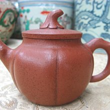 《藏寶閣》R030《早期細黃顆料三足朱泥壺.單孔.150cc》一枝花入上林春.逸公..@26500起標 歷史價格詳細信息