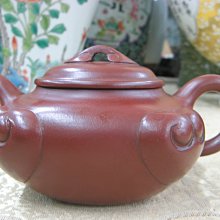 順治爺~w171《早期收藏紫砂壺》大紅朱泥如意套壺（一壺4杯）@7孔.380cc-顧景舟.啜墨看茶@26800元起標 歷史價格詳細信息