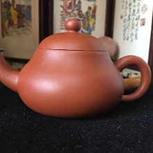 皇室御用精品紫砂館@全手工標準壺.韓鳳英.鋼盔壺..老紅泥.窯燒時代.有新壺跟老壺比較過.才知道泡老壺迷人之處（可以使用信用卡付款）80cc.鋼印落款.高盔帽. 歷史價格詳細信息