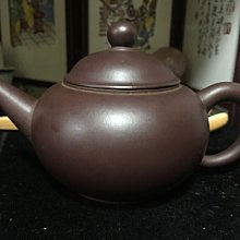 皇室御用精品紫砂館@全手工標準壺.韓鳳英.鋼盔壺..老紅泥.窯燒時代.有新壺跟老壺比較過.才知道泡老壺迷人之處（可以使用信用卡付款）80cc.鋼印落款.高盔帽. 歷史價格詳細信息