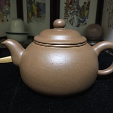 皇室御用精品紫砂館@全手工標準壺.韓鳳英.鋼盔壺..老紅泥.窯燒時代.有新壺跟老壺比較過.才知道泡老壺迷人之處（可以使用信用卡付款）80cc.鋼印落款.高盔帽. 歷史價格詳細信息