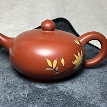 宜興紫砂壺，朱泥鴿嘴水平壺，難得一見80年代土、畜產公司22字款，壺身刻有"請飲中國烏龍茶‘’鴿嘴水平壺，容量約170cc，蓋無款，稀有，值得收藏。 歷史價格詳細信息