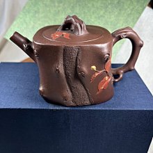 宜興紫砂壺，朱泥鴿嘴水平壺，難得一見80年代土、畜產公司22字款，壺身刻有"請飲中國烏龍茶‘’鴿嘴水平壺，容量約170cc，蓋無款，稀有，值得收藏。 歷史價格詳細信息