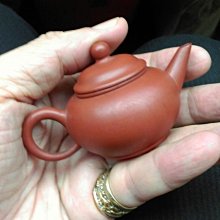 早期紫砂壺—小花瓶款式，泥料:老朱泥，獨孔出水，空壺容量約120CC 歷史價格詳細信息