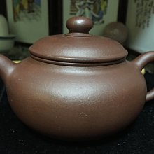 一廠白標期 紫泥調段砂底款:王國芳 容量:260cc@壺藝園 歷史價格詳細信息