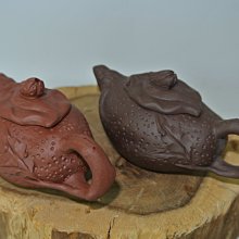 早期80年代宜興紫砂壺，約1982～83年，文革期泥料/清水泥製「蘭款」底款/中國宜興46章/蓋款無/全新未使用，未下水，品相如圖，單孔出水，約100cc單把價 歷史價格詳細信息