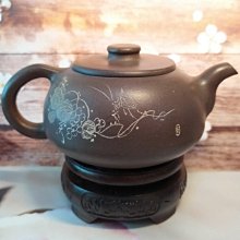 ????宜興紫砂廠 舖砂 三足牛蓋壺????壺名：三足牛蓋蓋款：園林泥料：紫泥鋪砂容量：約180cc出水：梅花 7孔廠壺：泥優型正窯火足 歷史價格詳細信息