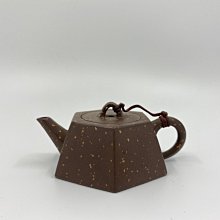 早期六方朱泥壺 多孔出水 土胎好 底印章允公 適合泡高山茶 容量160cc 買到賺到 錯過可惜. 歷史價格詳細信息