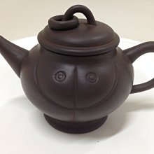 早期黑紫砂石飄三足壺 作者范美琴 (正板款) 描金 蓋子有印美琴 把手有印范 底部印范美琴  影片呈現 180cc 歷史價格詳細信息