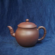 @@@六合堂@@@清代紫砂名家 逸公 稀有 精品小壺 單孔出水，壺蓋透氣孔精準，壺嘴線條俐落，底部刻字 詩句。壺蓋高牆， 歷史價格詳細信息