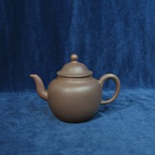 @@@六合堂@@@清代紫砂名家 逸公 稀有 精品小壺 單孔出水，壺蓋透氣孔精準，壺嘴線條俐落，底部刻字 詩句。壺蓋高牆， 歷史價格詳細信息