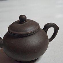 紫砂一廠 紅土 獅球壺 壺名：臥獅壺/獅球壺底款：華小其 小四方章蓋款：華+小其 二小章泥料：紅土容量：約110cc出水：單孔 歷史價格詳細信息