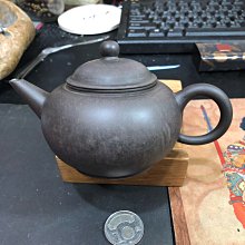 早期標準黑紫砂壺,手工刻字蓋子,壺身底印二泉,把手綁滕高貴好拿不滑手,淋熱水前後呈現，容量200cc 歷史價格詳細信息