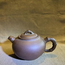 《茶癲》［現貨］紫砂茶罐 紫砂原礦 底款：中國宜興 蓋口及蓋唇特意經研磨 氣密合度佳 存茶性特優 約950~1000cc 口徑：8公分 高：11公分 罐體外圍： 歷史價格詳細信息
