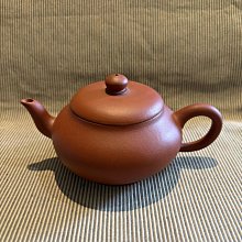《茶癲》［現貨］紫砂茶罐 紫砂原礦 底款：中國宜興 蓋口及蓋唇特意經研磨 氣密合度佳 存茶性特優 約950~1000cc 口徑：8公分 高：11公分 罐體外圍： 歷史價格詳細信息