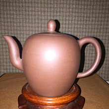 早期紫砂壺: 泥料:老紫泥(鐵砂紫泥)， 文旦壺款，單孔出水，空壺約200CC，特價讓藏，免運。 歷史價格詳細信息