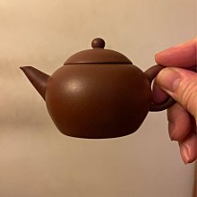 早期紫砂壺—小花瓶款式，泥料:老朱泥，獨孔出水，空壺容量約120CC 歷史價格詳細信息