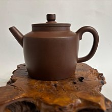 早期紫砂壺: 泥料:老紫泥(鐵砂紫泥)， 文旦壺款，單孔出水，空壺約200CC，特價讓藏，免運。 歷史價格詳細信息