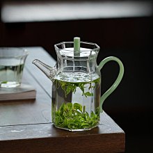 《仿宋簸箕硯》 硯臺文房四寶！ 一物一拍！ 歙硯黑龍潭。 尺寸16.8*9.8*3.7厘米，配香樟木盒。 精-2736 歷史價格詳細信息
