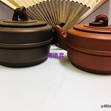 紫砂一廠 紅土 獅球壺 壺名：臥獅壺/獅球壺底款：華小其 小四方章蓋款：華+小其 二小章泥料：紅土容量：約110cc出水：單孔 歷史價格詳細信息