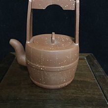 早期紫砂壺---提樑款式，柴窯燒製，泥料:段泥高溫窯變，9孔出水，空壺容量約370CC 歷史價格詳細信息