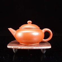 宜興朱泥壺，上自明末清初，下迄清末民初，老朱泥珍稀古壶珍貴朱泥壺存世慎少，有歷史價值蓋有嗑傷薄胎朱泥壺存世保存少，燒製陶土如鋼鐵一般硬骨，稀有保值詩句款 歷史價格詳細信息
