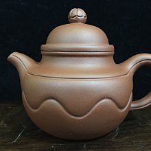 紫砂一廠 紅土 獅球壺 壺名：臥獅壺/獅球壺底款：華小其 小四方章蓋款：華+小其 二小章泥料：紅土容量：約110cc出水：單孔 歷史價格詳細信息