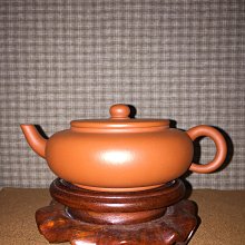 早期紫砂壺: 泥料:老清水泥，壺款:標準水平鬥茶小品款式一組(1壺+1茶盤+4小品茗杯)，免運特價讓藏 歷史價格詳細信息