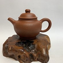 一廠白標期 紫泥調段砂底款:王國芳 容量:260cc@壺藝園 歷史價格詳細信息