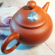 紫砂一廠 紅土 獅球壺 壺名：臥獅壺/獅球壺底款：華小其 小四方章蓋款：華+小其 二小章泥料：紅土容量：約110cc出水：單孔 歷史價格詳細信息