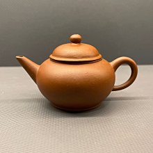 紫砂一廠 紅土 獅球壺 壺名：臥獅壺/獅球壺底款：華小其 小四方章蓋款：華+小其 二小章泥料：紅土容量：約110cc出水：單孔 歷史價格詳細信息