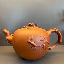 一廠白標期 紫泥調段砂底款:王國芳 容量:260cc@壺藝園 歷史價格詳細信息