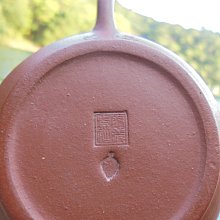 早期標準黑紫砂壺,手工刻字蓋子,壺身底印二泉,把手綁滕高貴好拿不滑手,淋熱水前後呈現，容量200cc 歷史價格詳細信息