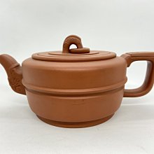 一廠白標期 紫泥調段砂底款:王國芳 容量:260cc@壺藝園 歷史價格詳細信息