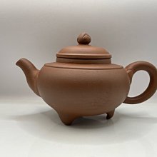 早期紫砂壺—三足菊頂款式，宜興一廠作品，泥料:老紫泥，7孔出水，空壺容料約300CC 歷史價格詳細信息